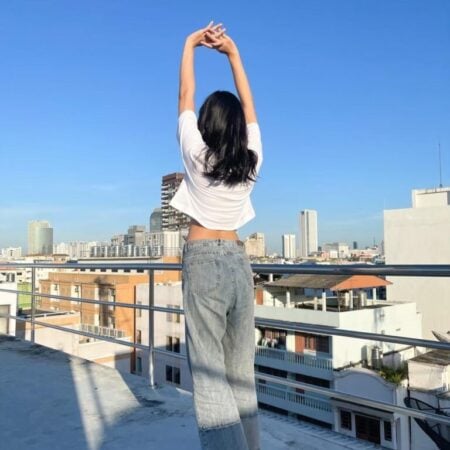 Female model with Oversized Crop Top White T-shirt.