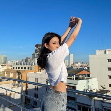 Female model with Oversized Crop Top White T-shirt.