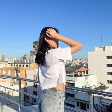 Female model with Oversized Crop Top White T-shirt.