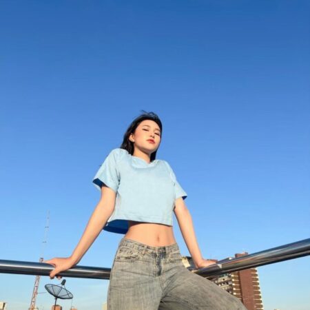 Female model with Oversized Crop Top Blue T-shirt.