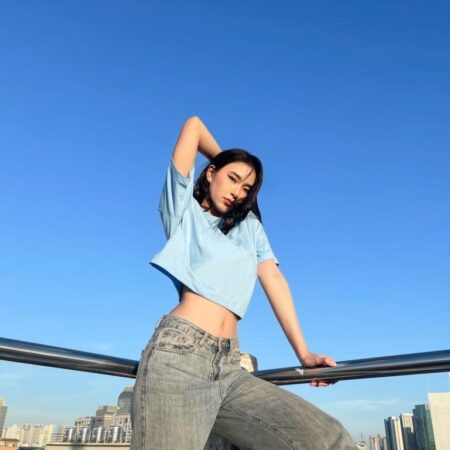 Female model with Oversized Crop Top Blue T-shirt.
