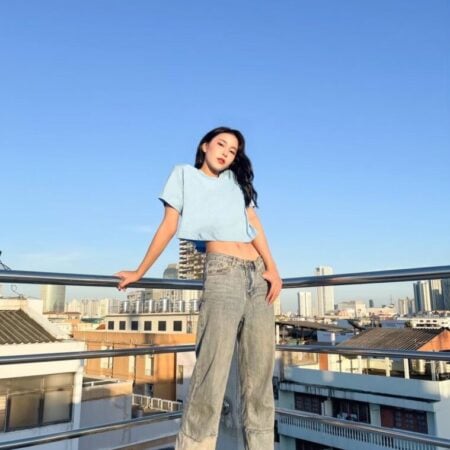 Female model with Oversized Crop Top Blue T-shirt.