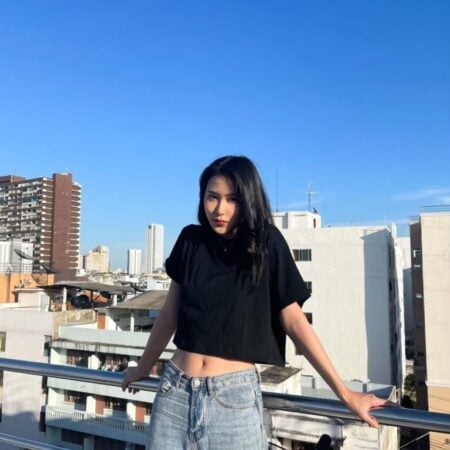 Female model with Oversized Crop Top Black T-shirt.