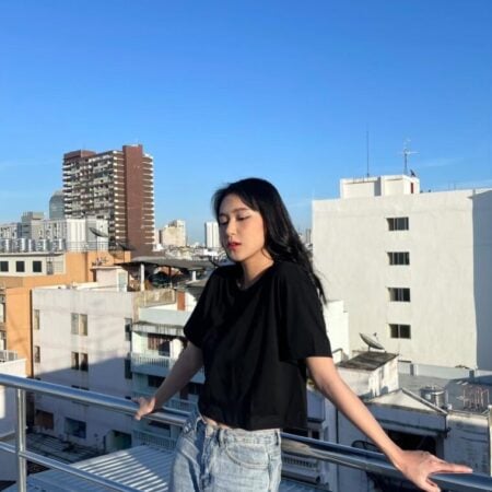 Female model with Oversized Crop Top Black T-shirt.