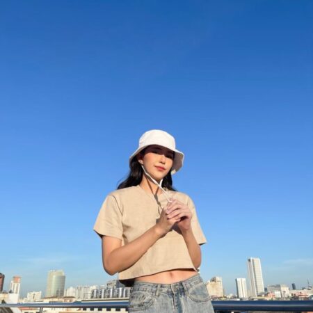 Female model with Oversized Crop Top Beige T-shirt.