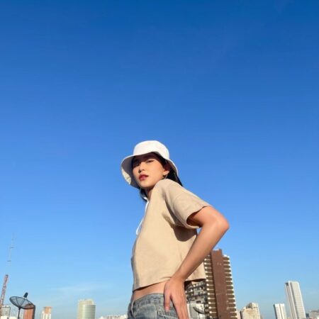 Female model with Oversized Crop Top Beige T-shirt.