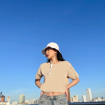 Female model with Oversized Crop Top Beige T-shirt.