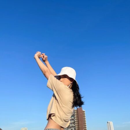 Female model with Oversized Crop Top Beige T-shirt.