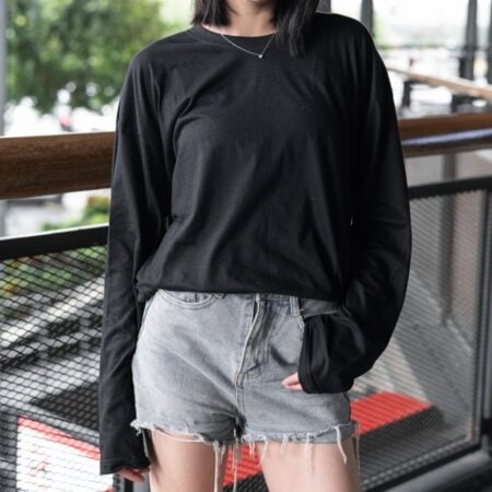 Female model with oversized long sleeves black T-shirt.