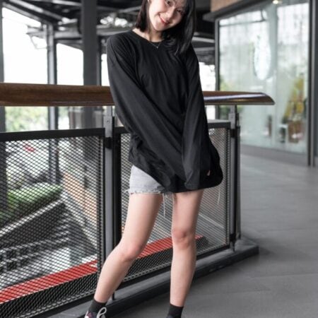 Female model with oversized long sleeves black T-shirt.