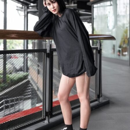 Female model with oversized long sleeves black T-shirt.