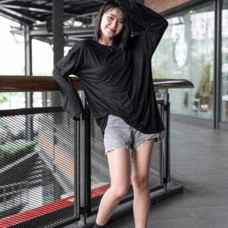 Female model with oversized long sleeves black T-shirt.