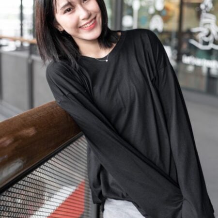 Female model with oversized long sleeves black T-shirt.