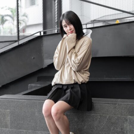 Female model with oversized long sleeves Beige T-shirt.