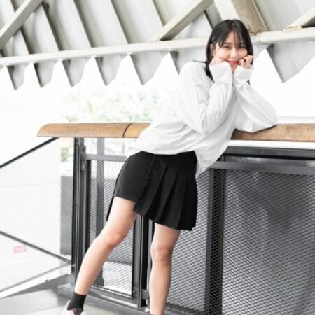 Female model with oversized long sleeves white T-shirt.