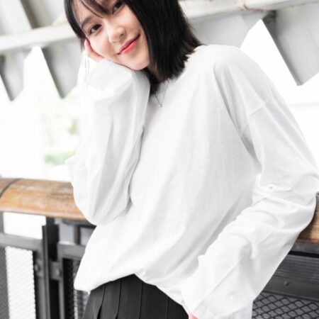 Female model with oversized long sleeves white T-shirt.