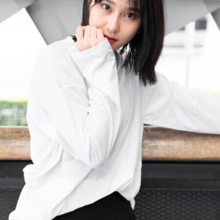 Female model with oversized long sleeves white T-shirt.