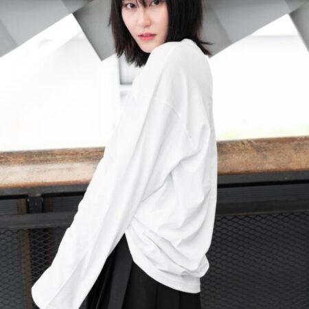 Female model with oversized long sleeves white T-shirt.
