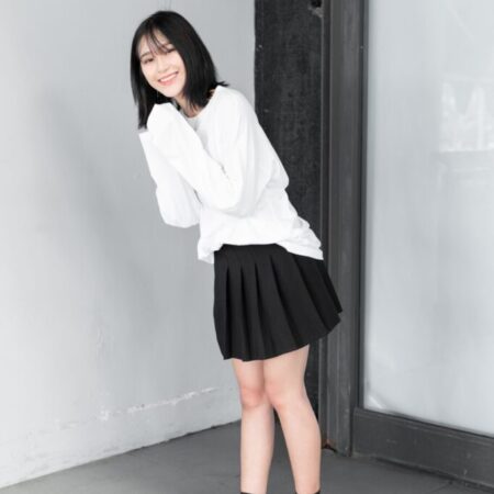 Female model with oversized long sleeves white T-shirt.