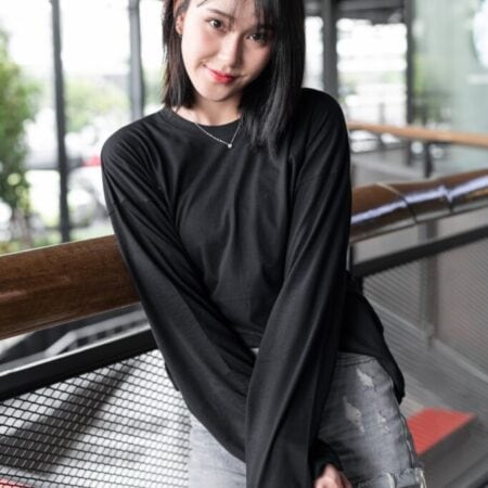 Female model with oversized long sleeves black T-shirt.