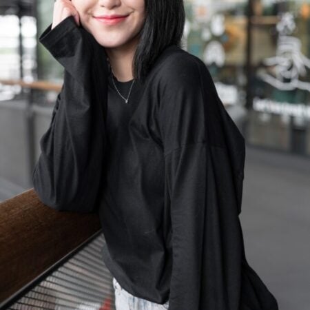 Female model with oversized long sleeves black T-shirt.
