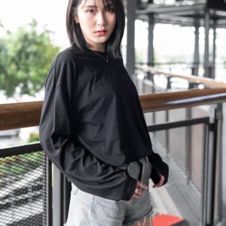 Female model with oversized long sleeves black T-shirt.