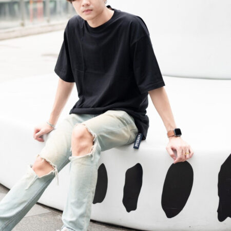 Men model with Oversized Black T-shirt.